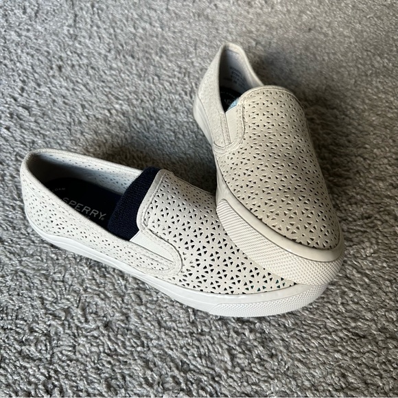 Sperry Perforated Slip On Shoes Size 9 - Picture 2 of 6